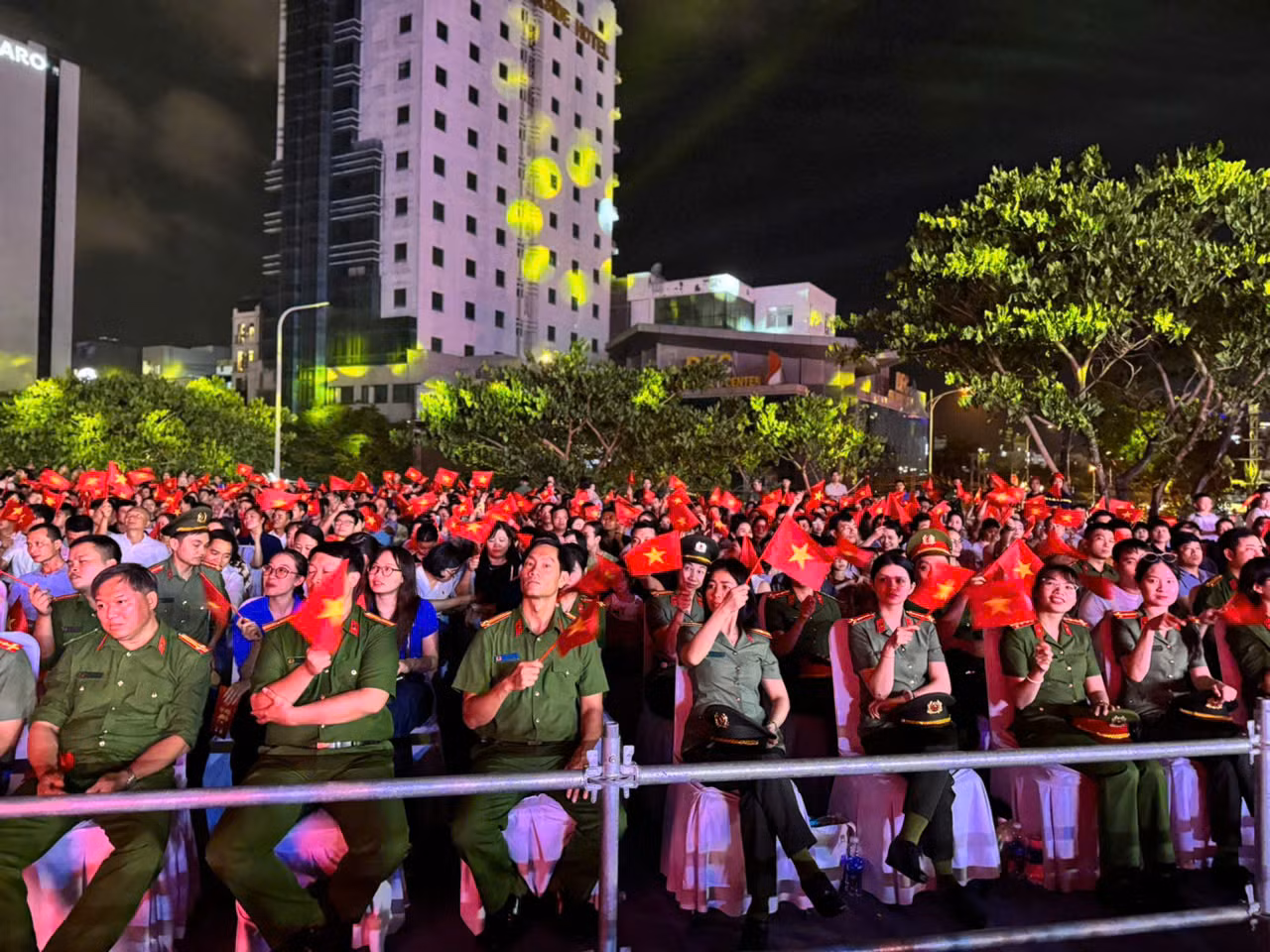 Gala “Tổ quốc bình yên” - Bản hùng ca vang lên trên dòng sông Hàn -0
