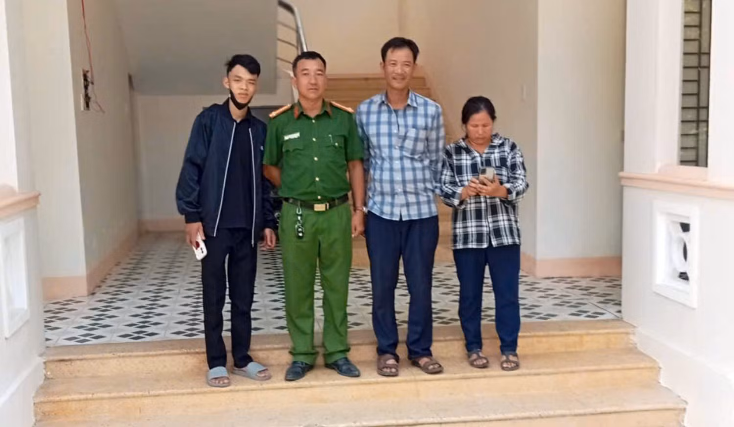 Công an xã hỗ trợ tìm kiếm, đưa thanh niên câm điếc đi lạc về với gia đình -0