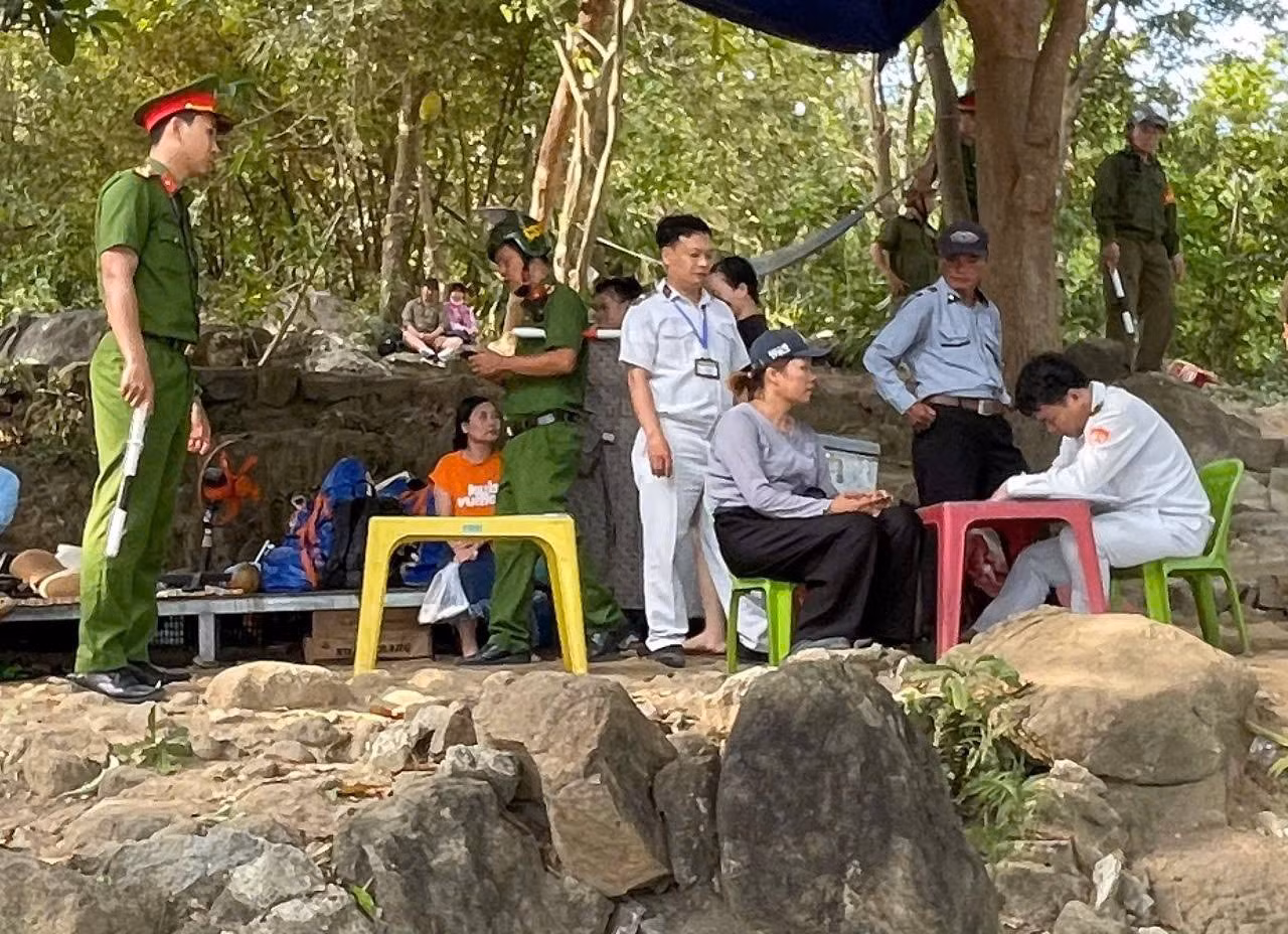 Bãi biển ven Bán đảo Sơn Trà “oằn mình” vì du lịch chui: Nhếch nhác, tiềm ẩn hiểm họa môi trường biển -0