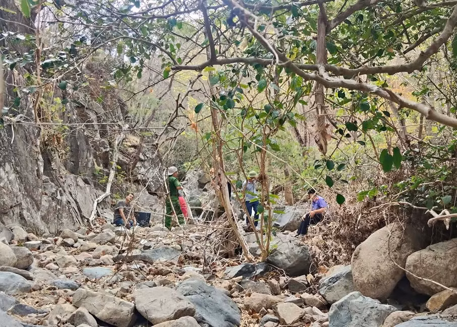 Công an leo 3km đường rừng núi điều tra vụ phát hiện thi thể người -0