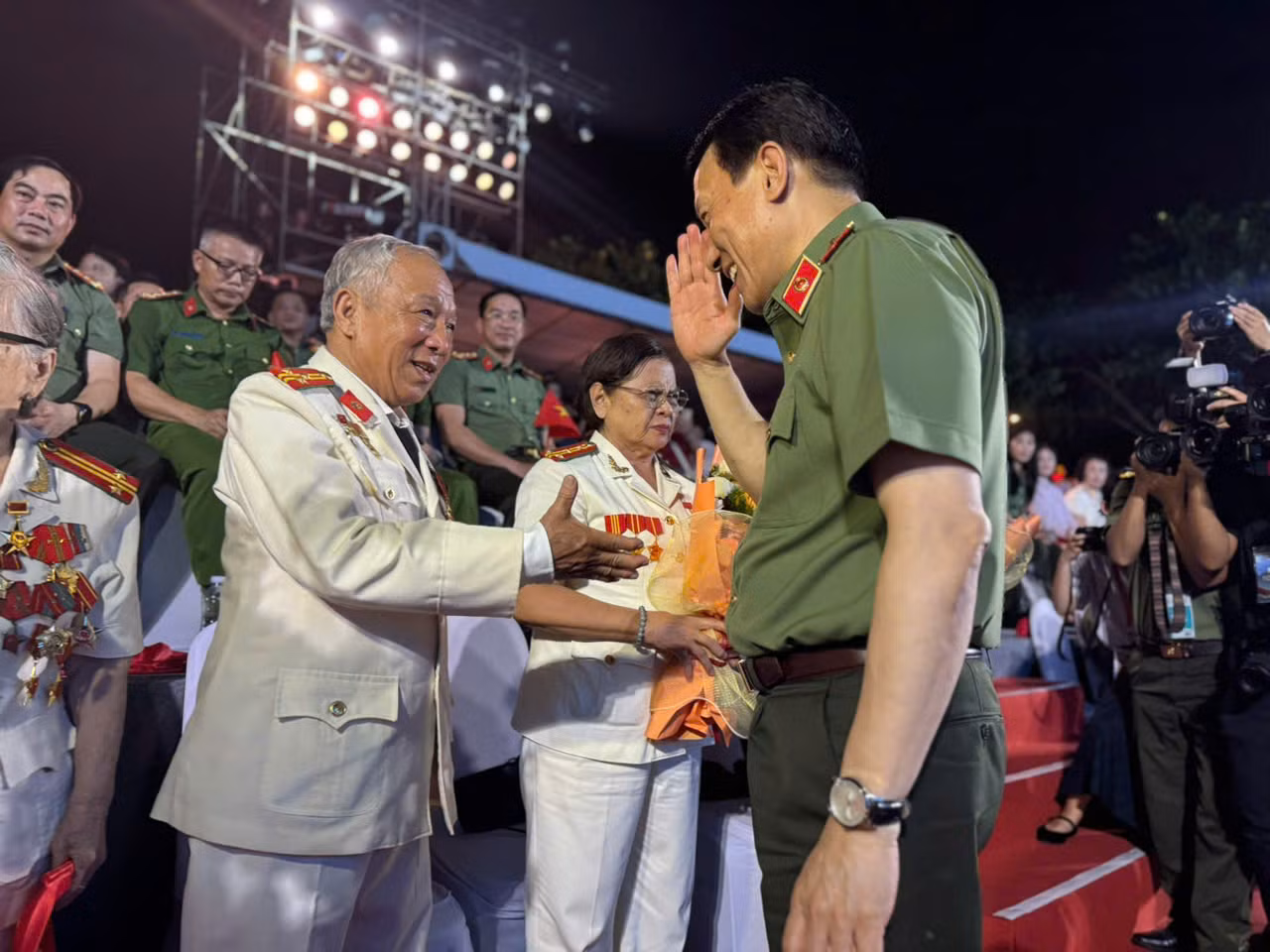 Gala “Tổ quốc bình yên” - Bản hùng ca vang lên trên dòng sông Hàn -1