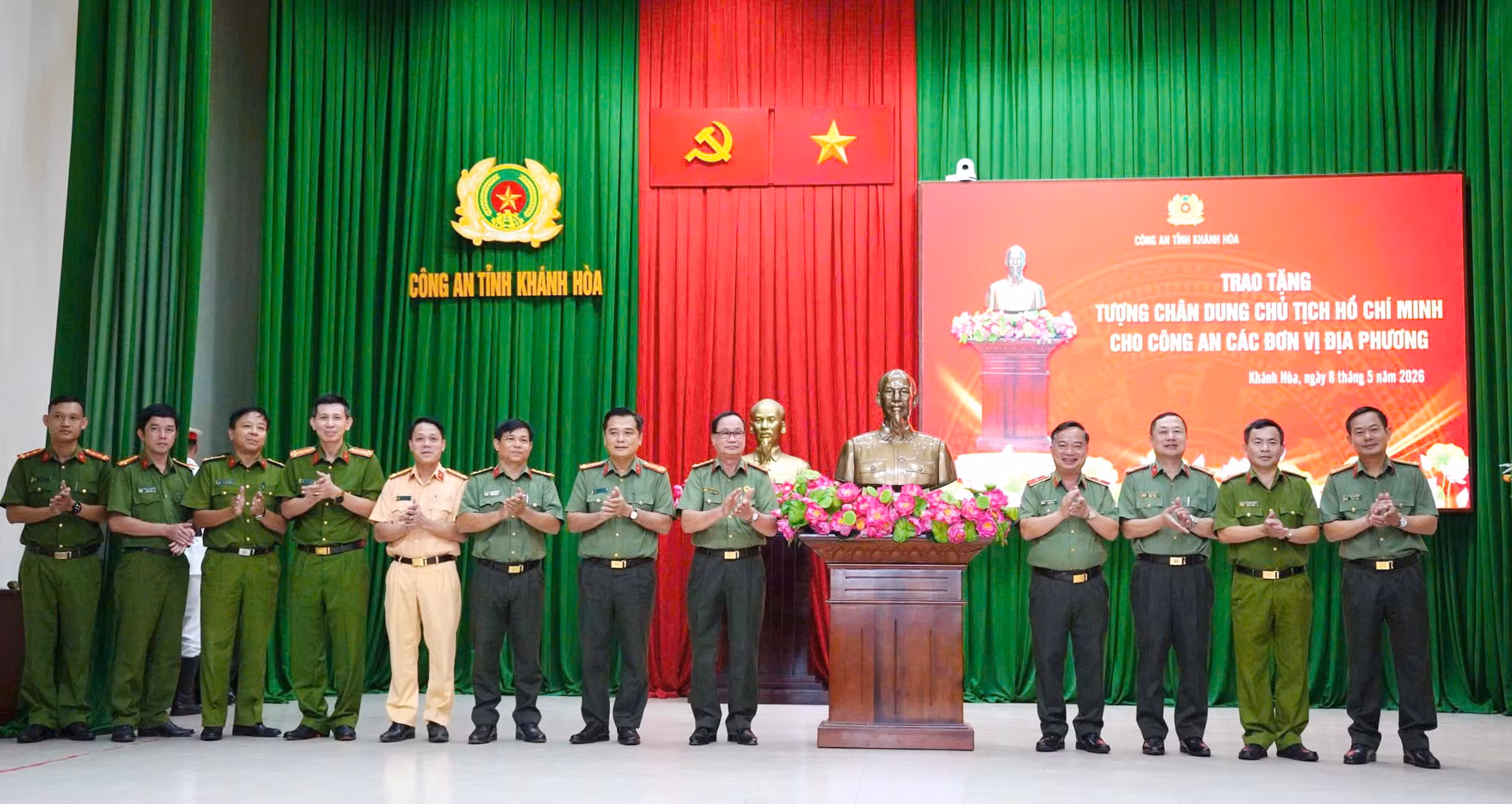 Trao tặng Công an các đơn vị, địa phương ở Khánh Hòa 100 tượng chân dung Chủ tịch Hồ Chí Minh -0