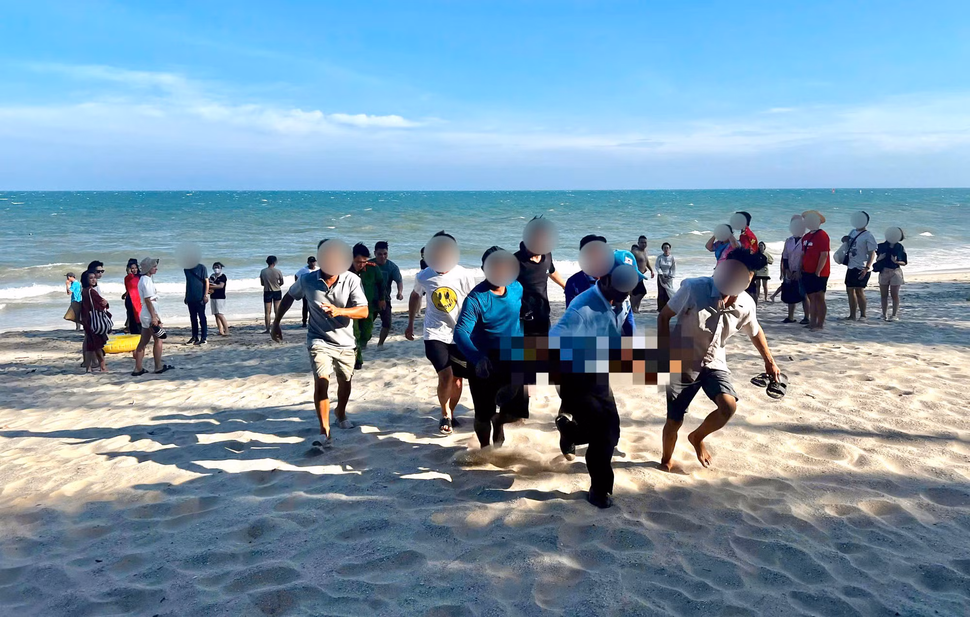 Tắm biển, hai anh em bị đuối nước, 1 người tử vong -0