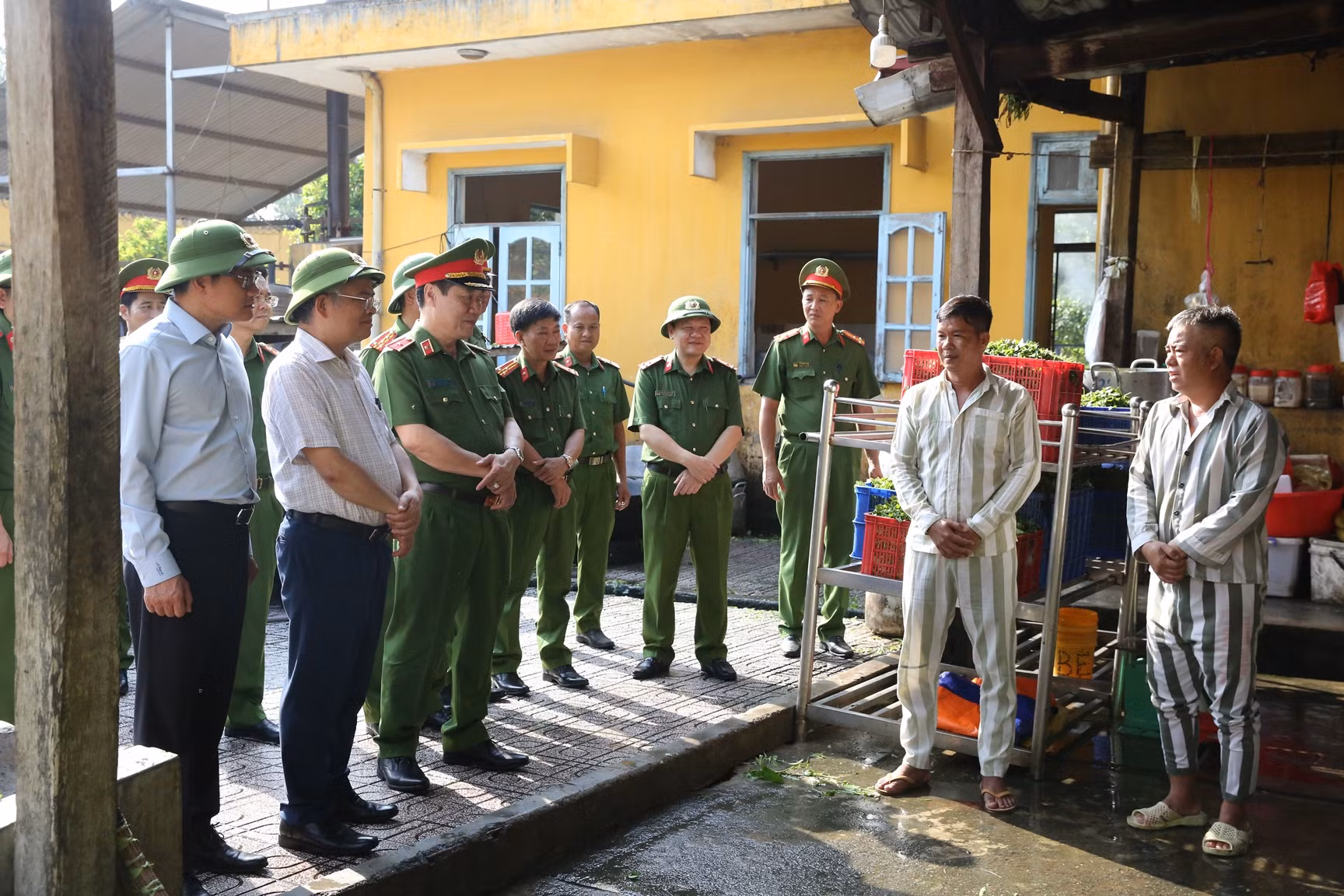Đoàn công tác Văn phòng Chủ tịch nước kiểm tra công tác đặc xá tại Trại giam Tống Lê Chân -1