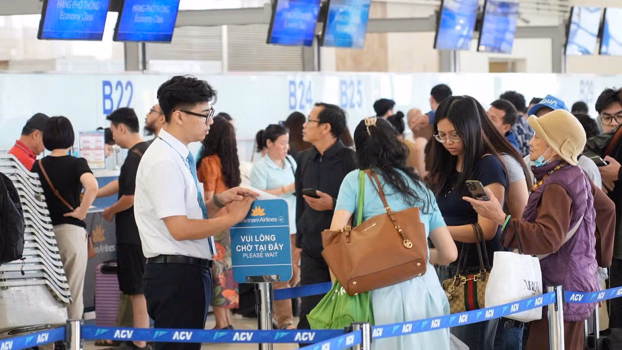 Gần 118.000 khách đổ về sân bay Nội Bài trong ngày cuối nghỉ lễ -0