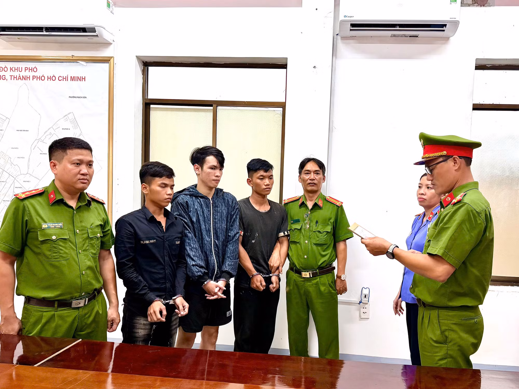 Bắt giữ 3 đối tượng dùng nón bảo hiểm đánh người ngay trên đường -2