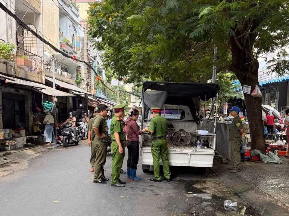 Quyết tâm lập lại trật tự đô thị: “Cuộc chiến” không khoan nhượng với vi phạm lòng, lề đường -0