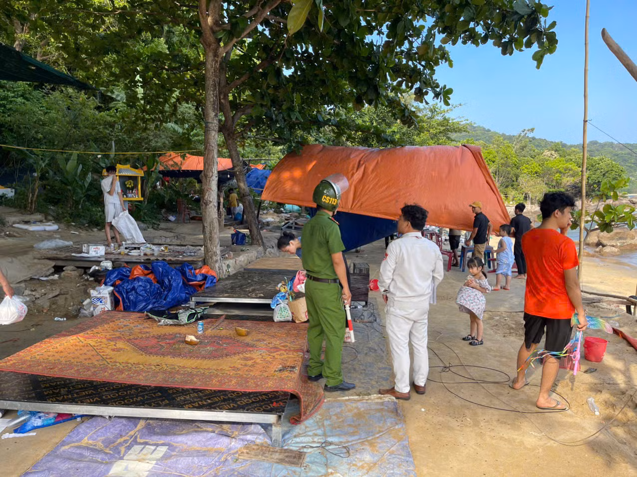 Bãi biển ven Bán đảo Sơn Trà “oằn mình” vì du lịch chui: Nhếch nhác, tiềm ẩn hiểm họa môi trường biển -6