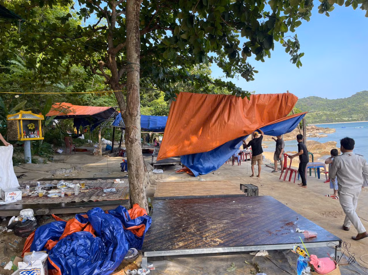 Bãi biển ven Bán đảo Sơn Trà “oằn mình” vì du lịch chui: Nhếch nhác, tiềm ẩn hiểm họa môi trường biển -7