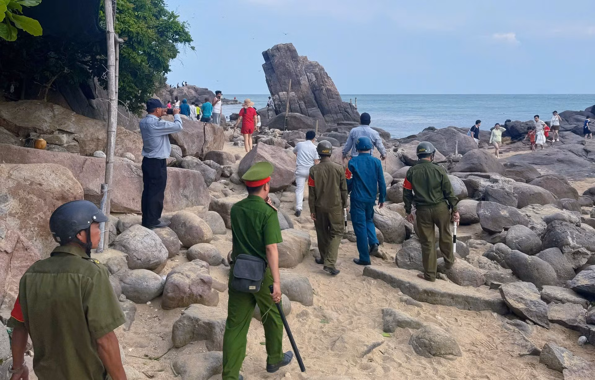 Bãi biển ven Bán đảo Sơn Trà “oằn mình” vì du lịch chui: Nhếch nhác, tiềm ẩn hiểm họa môi trường biển -0