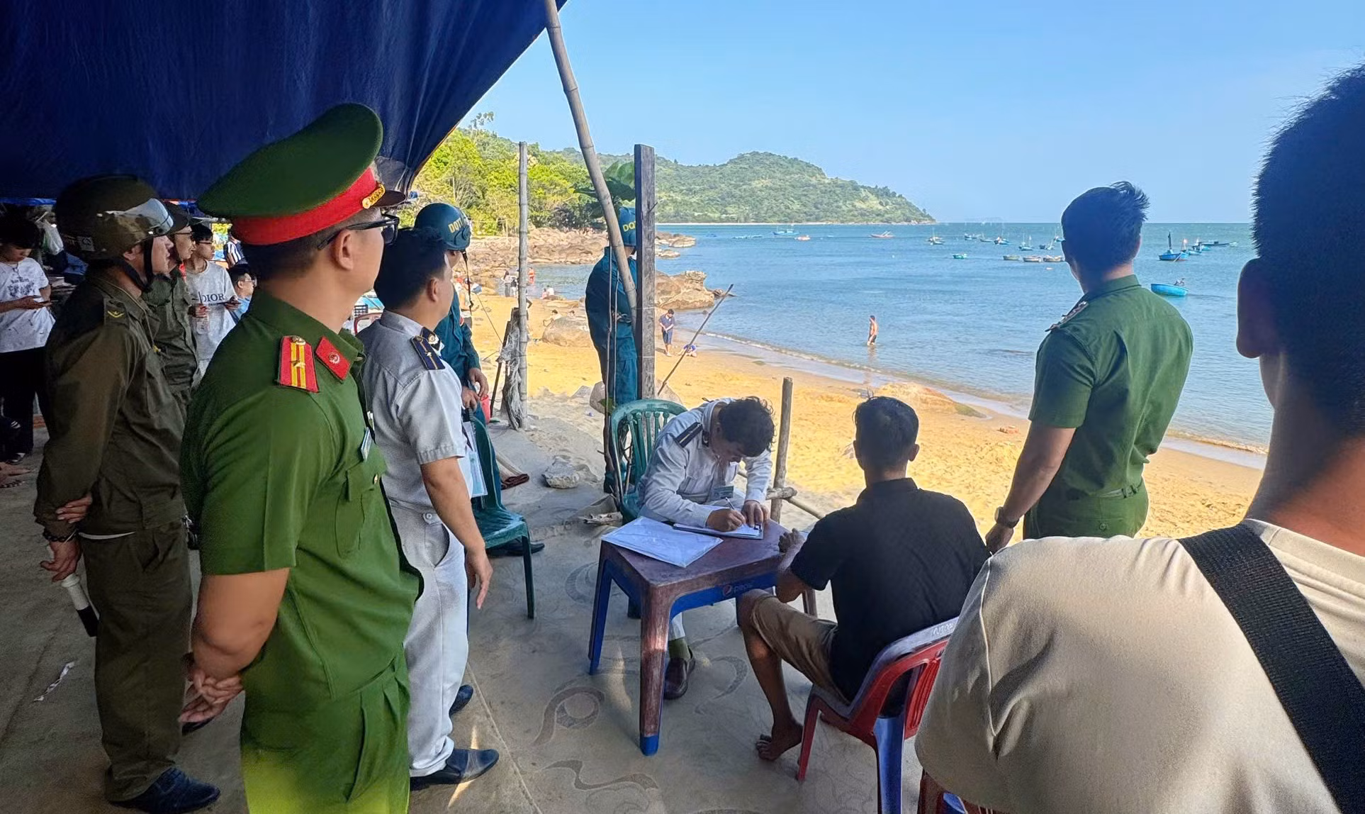 Bãi biển ven Bán đảo Sơn Trà “oằn mình” vì du lịch chui: Nhếch nhác, tiềm ẩn hiểm họa môi trường biển -2