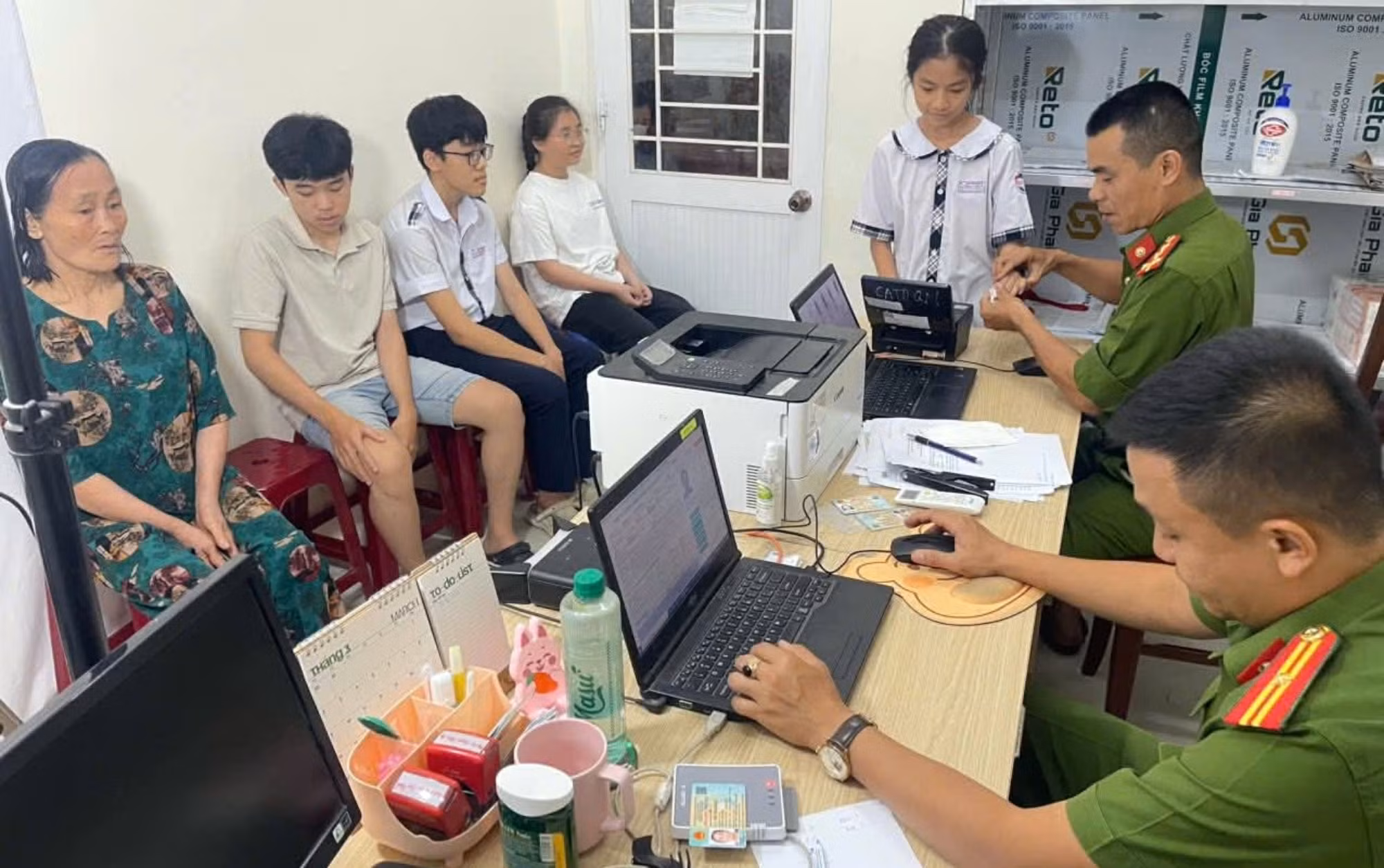 Công an cấp xã thực hiện “nhiệm vụ kép” trong những ngày nghỉ lễ -0