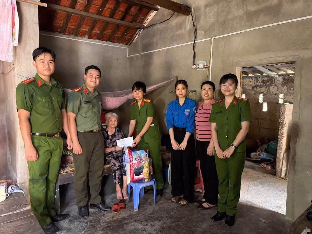 Lan tỏa nhiều nghĩa cử đẹp từ phong trào thi đua “Ba nhất” trong Phụ nữ Công an Cố đô Huế -1