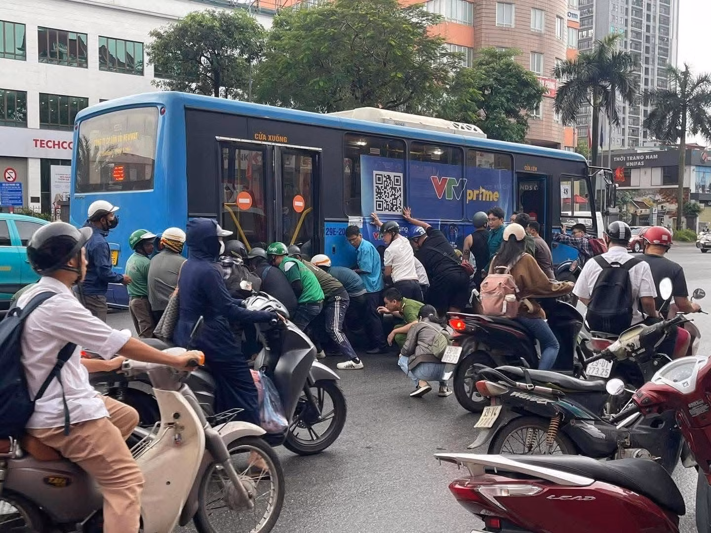 Vào nút giao không giảm tốc độ, xe buýt va chạm với xe máy ảnh 2 Vào nút giao không giảm tốc độ, xe buýt va chạm với xe máy -0