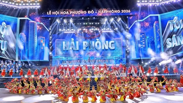 Sống động đêm khai mạc Lễ hội Hoa phượng đỏ Hải Phòng