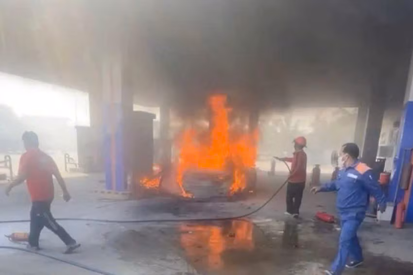 Đà Nẵng: Cháy ô tô tại cây xăng, 2 người tử vong -0