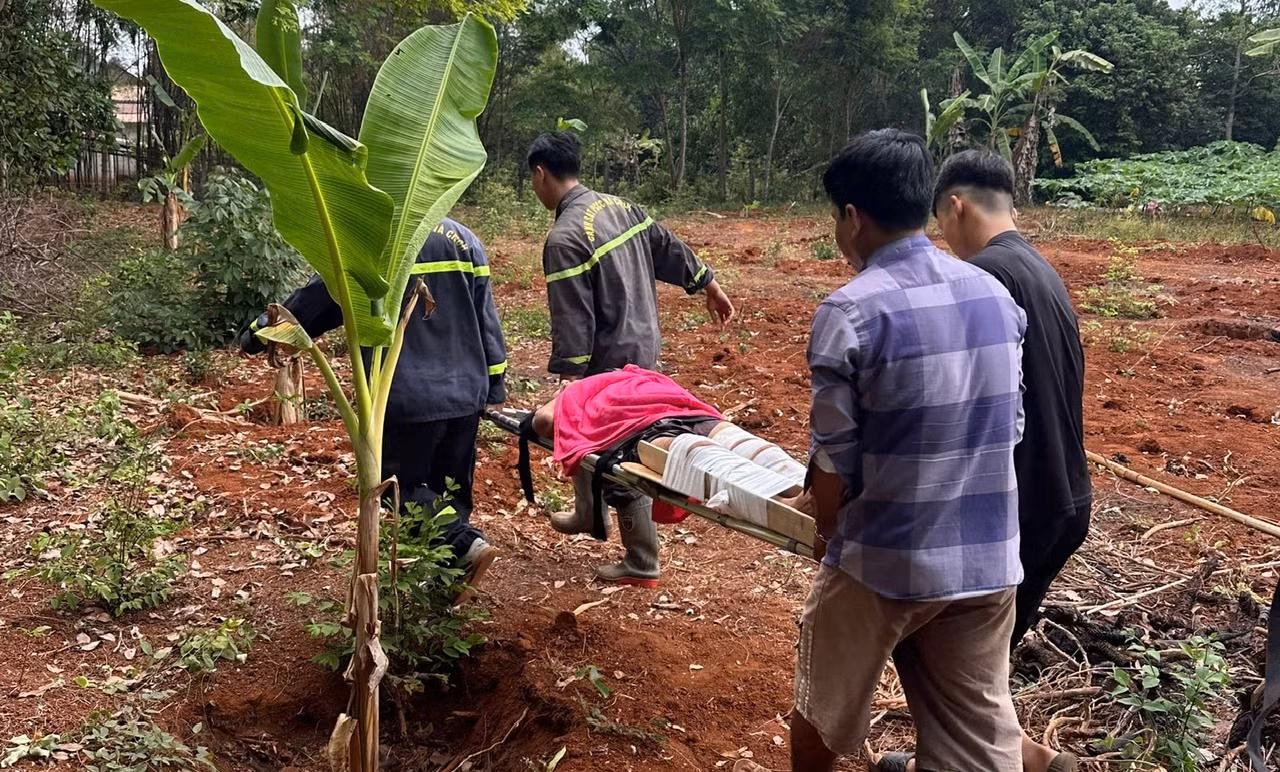 Cảnh sát chui xuống giếng sâu 35 mét trong vườn cây cứu người đàn ông gặp nạn -0