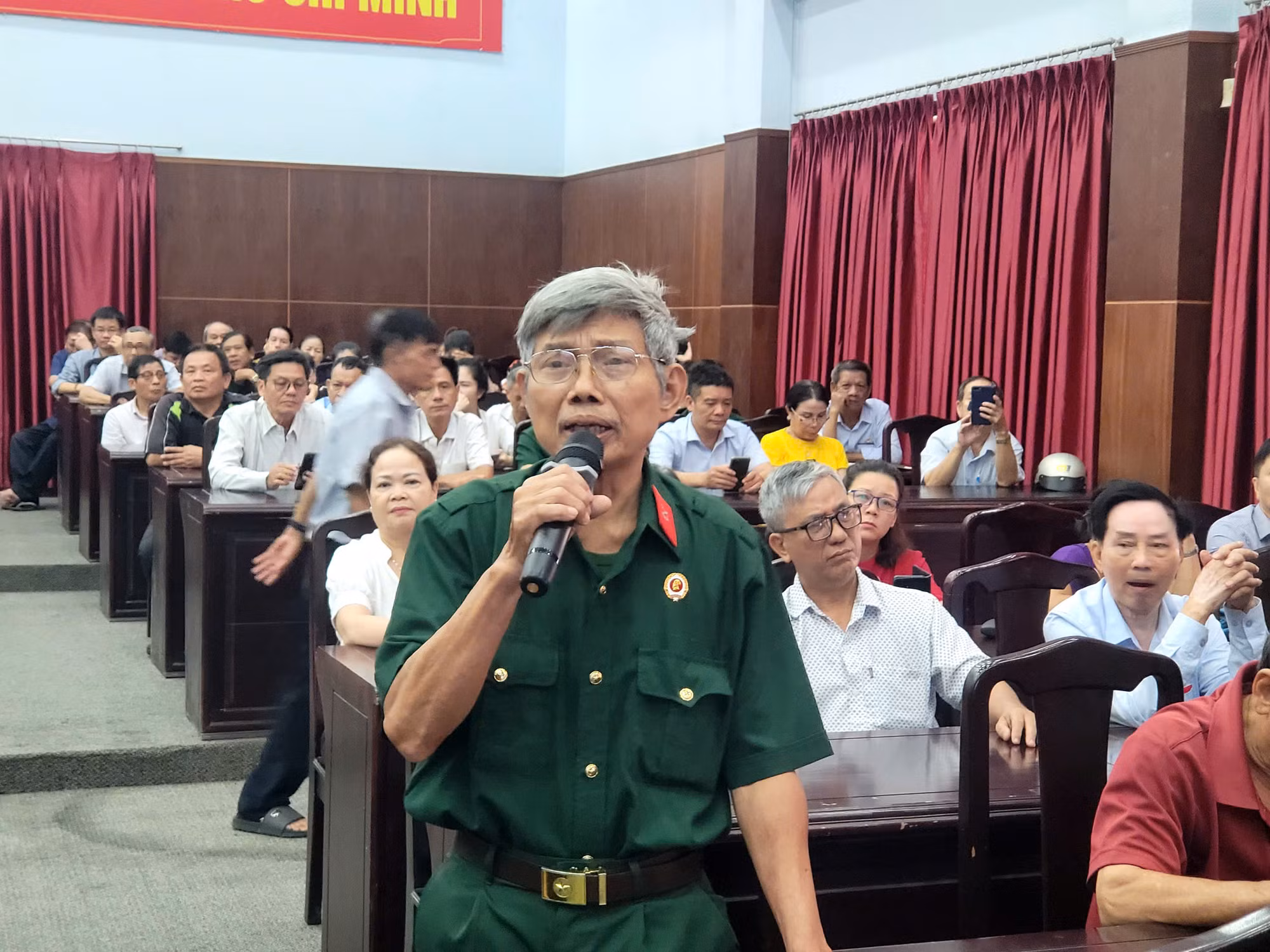 Thứ trưởng Lê Quốc Hùng tiếp xúc cử tri tại TP Hồ Chí Minh -0