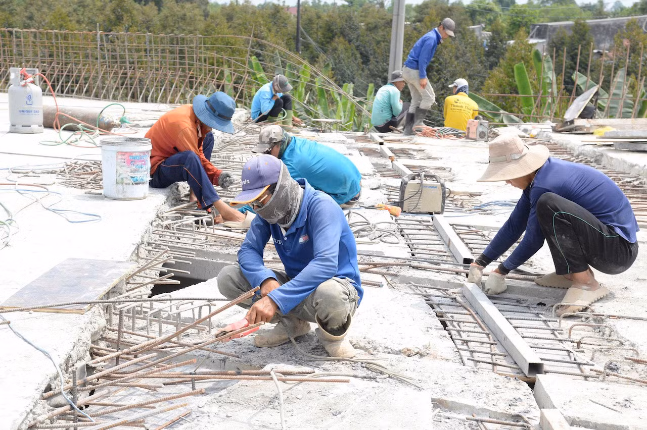 Hàng ngàn kỹ sư, công nhân “đội nắng” thi công trên các công trường trọng điểm sông nước miền Tây -0