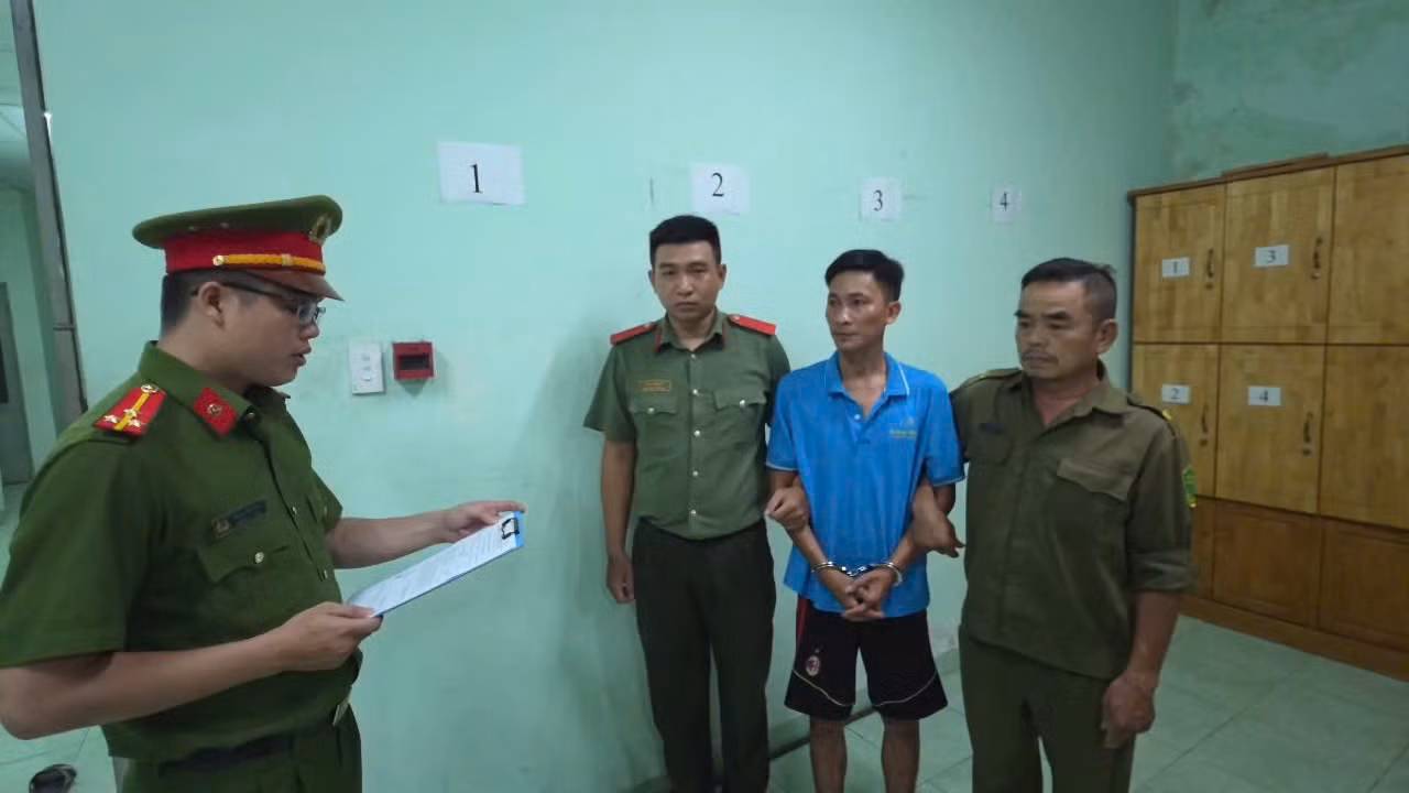 Tạm giữ khẩn cấp “cha dượng” đánh con riêng của vợ -2