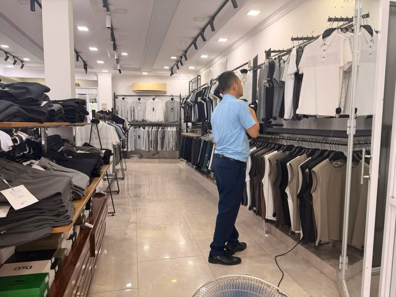 Thu giữ gần 500 sản phẩm nghi giả nhãn hiệu thời trang quốc tế -1