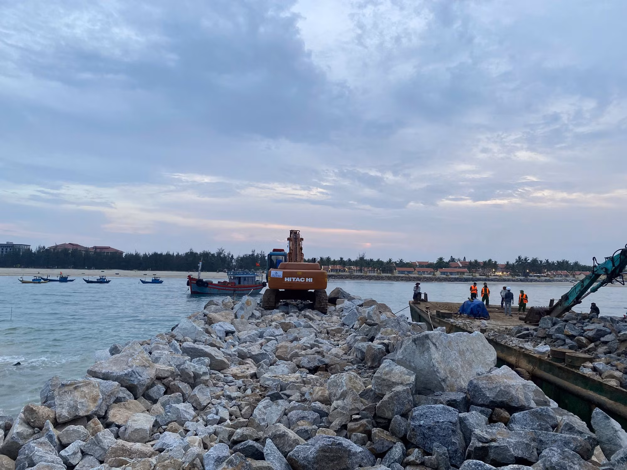 Đà Nẵng: “Kè chắn sóng nghìn tỷ ở Cửa Đại, thực hư thông tin ‘đổ chất thải’ xuống biển?” -0