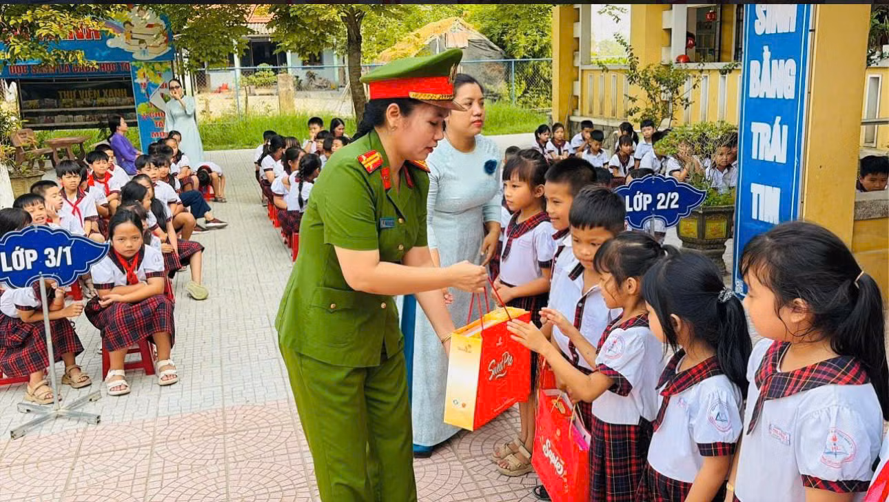 Lan tỏa nhiều nghĩa cử đẹp từ phong trào thi đua “Ba nhất” trong Phụ nữ Công an Cố đô Huế -1