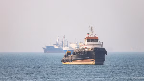 Mỹ phát động chiến dịch mở lại eo biển Hormuz, UAE bị tấn công