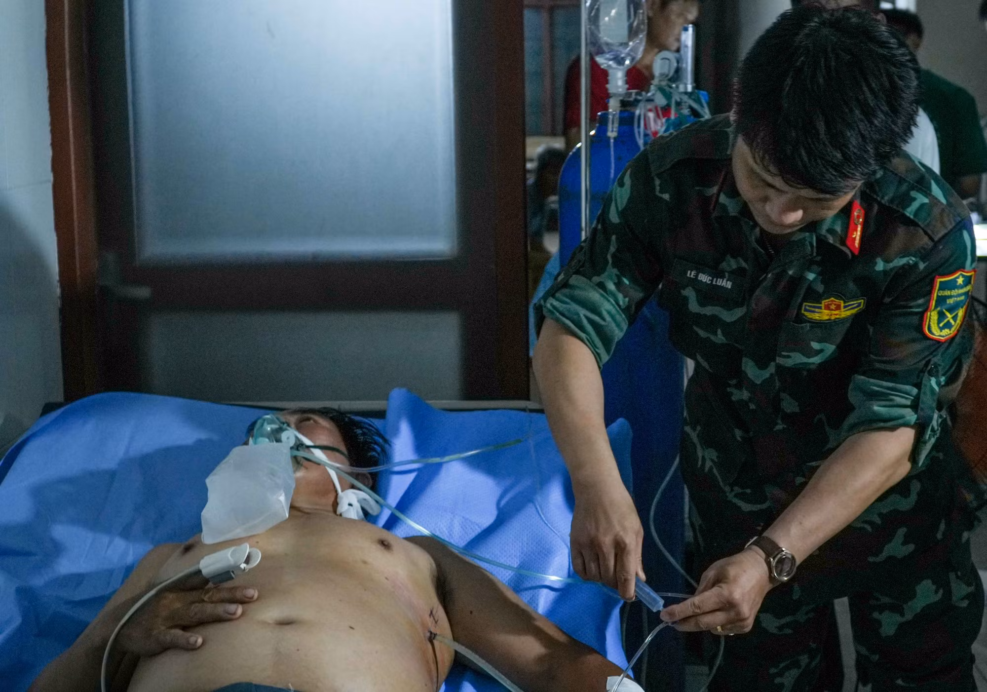Vượt qua thách thức thời tiết, trực thăng đưa 2 bệnh nhân từ Trường Sa về đất liền điều trị -0