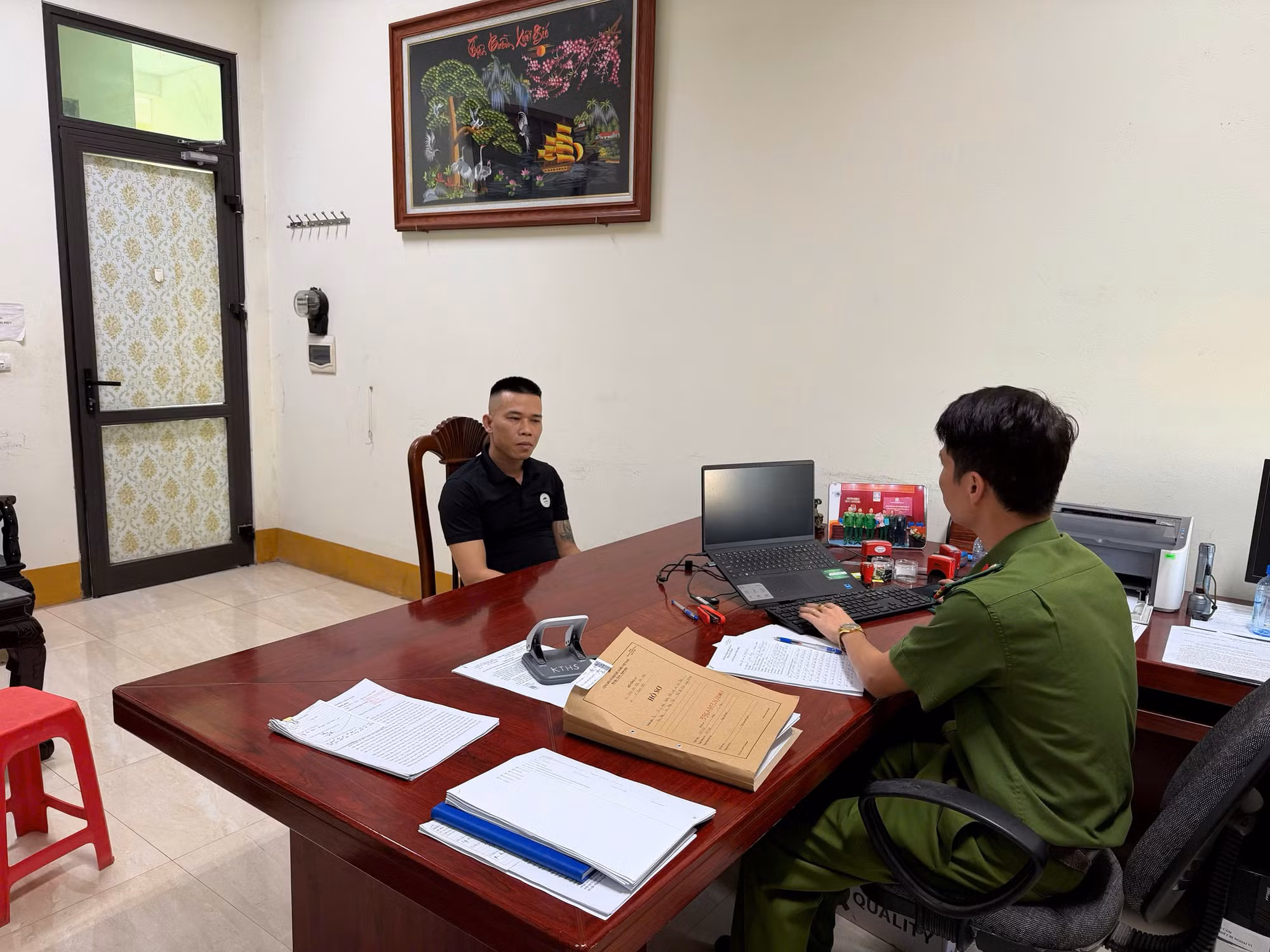 Triệu tập đối tượng hành hung lái xe tải trong trường mầm non -0