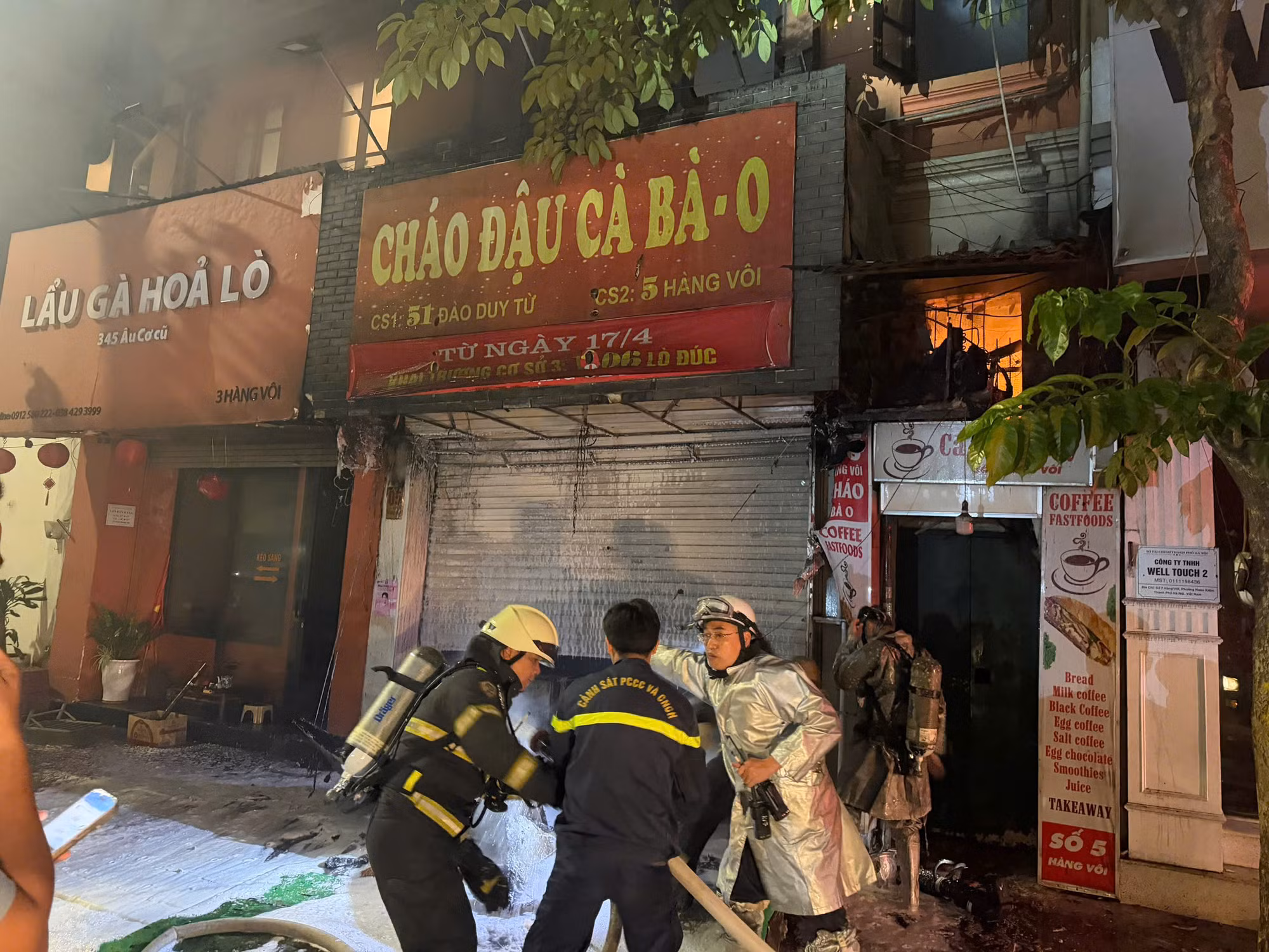 Cảnh sát PCCC kịp thời cứu 4 người mắc kẹt trong nhà dân trong đêm -0
