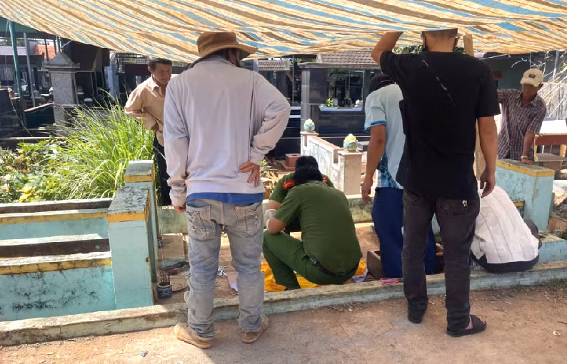 Bé gái hơn 15 tuổi sinh con trong nhà vệ sinh rồi bỏ đi -0