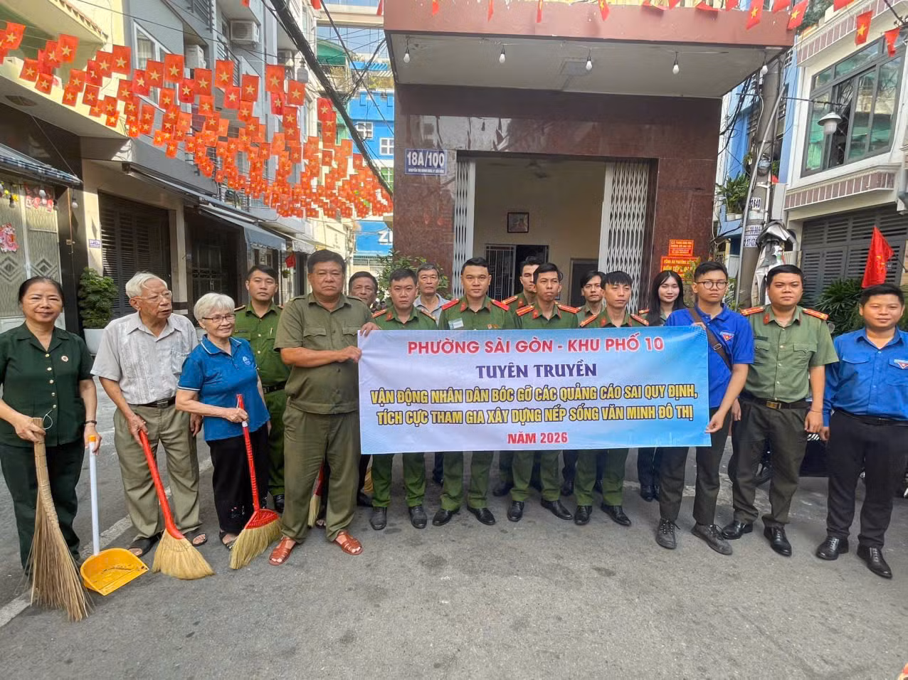 TP Hồ Chí Minh: Đồng loạt ra quân cao điểm bóc xóa quảng cáo sai quy định -0