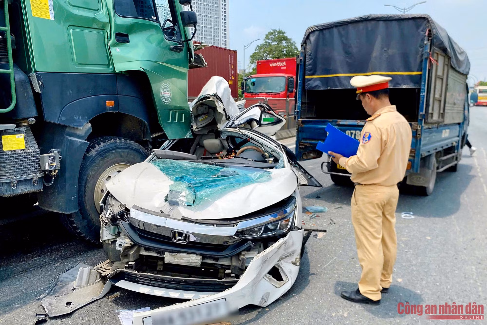 Hàng loạt ô tô dồn toa ở Hà Nội, xe con bị "vò nát" ảnh 4 3809779538645937101.jpg -0