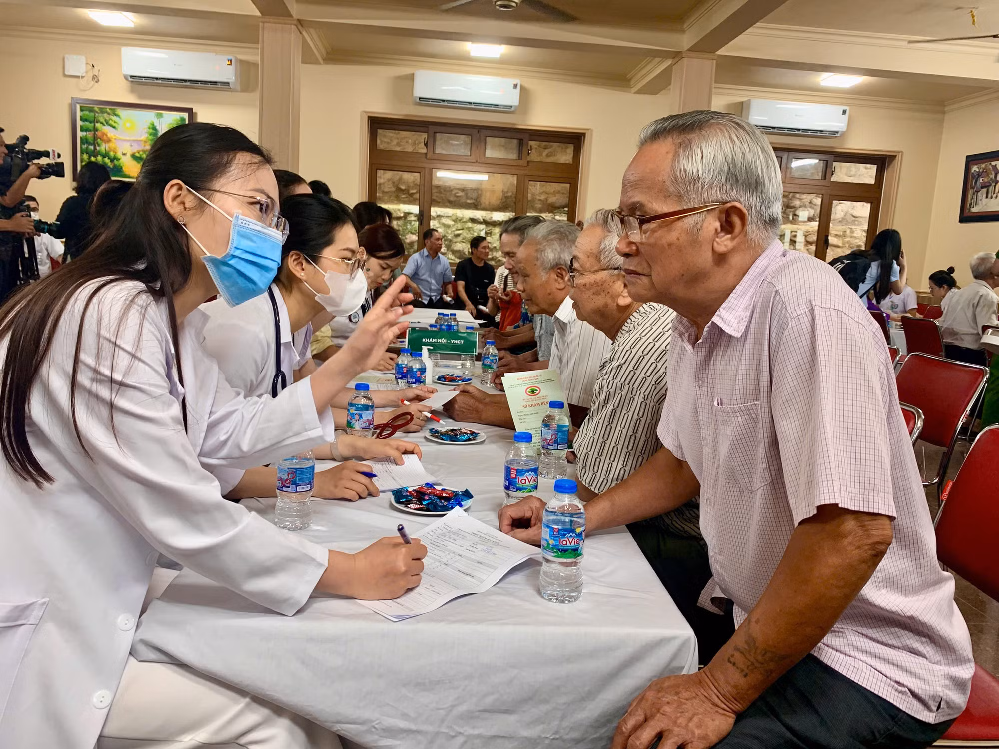 Hàng trăm người có công, gia đình chính sách xã Yên Bài được khám bệnh miễn phí -0