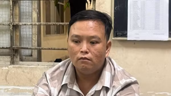 Vờ giúp đẩy xe đi đổ xăng để cướp giật điện thoại