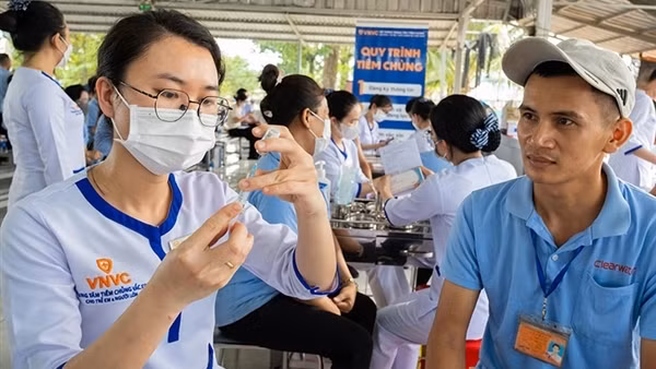 Chủ doanh nghiệp chủ động tiêm vaccine sốt xuất huyết bảo vệ người lao động