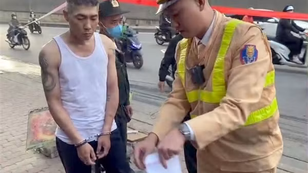 Giấu ma túy trong túi áo, con nghiện khăng khăng "không phải của em"