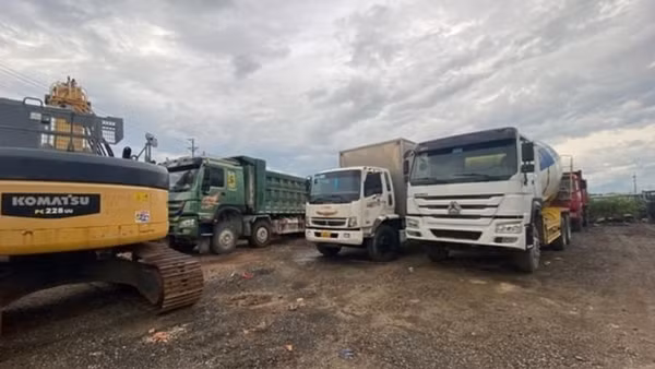 Tạm giam 2 đối tượng buôn lậu xe ô tô từ Lào về Việt Nam