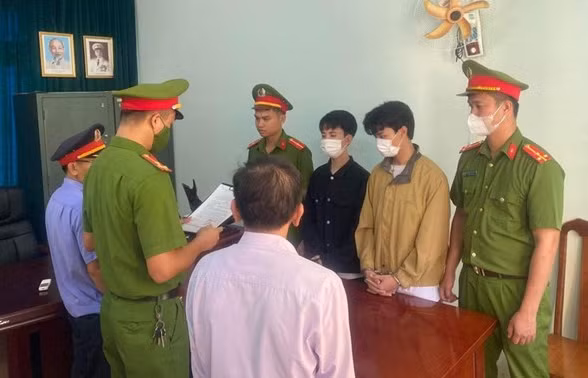 Khởi tố nhóm học sinh dùng dao, bình chữa cháy đánh nhau gây náo loạn -0