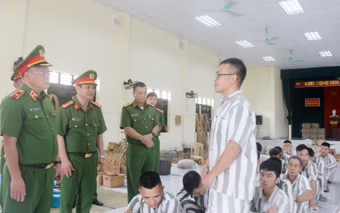 Ngóng đợi ngày đặc xá -0