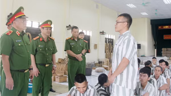 Ngóng đợi ngày đặc xá