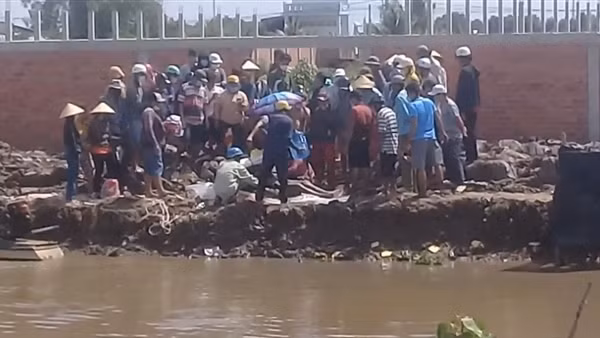 Thợ hồ tử vong khi đi vệ sinh