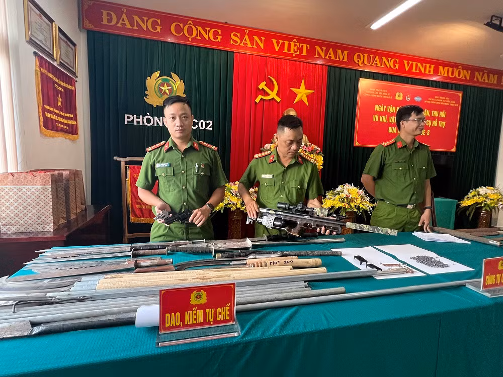 Người dân đến Công an Thừa Thiên-Huế giao nộp nhiều súng, đạn, kiếm, mã tấu… -0