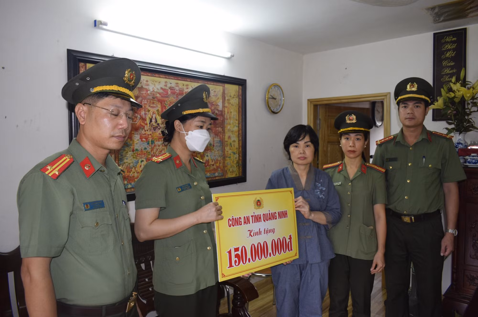 Công an Quảng Ninh thăm hỏi, động viên gia đình 3 liệt sỹ Cảnh sát PCCC hy sinh -0
