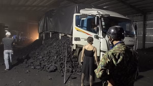 Bị kiểm tra tải trọng, tài xế bỏ chạy rồi xả hàng