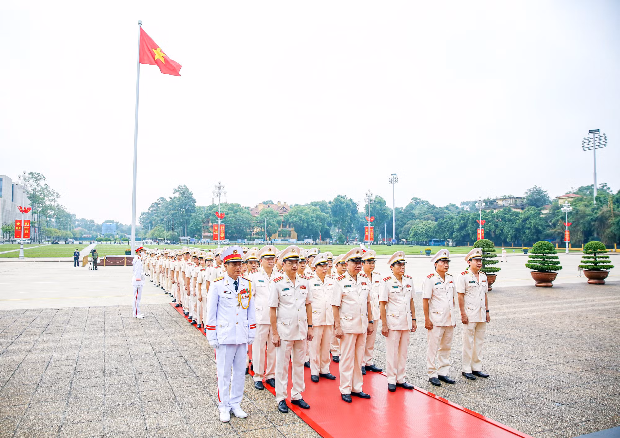Đoàn đại biểu Đảng ủy Công an Trung ương vào Lăng viếng Chủ tịch Hồ Chí Minh -0