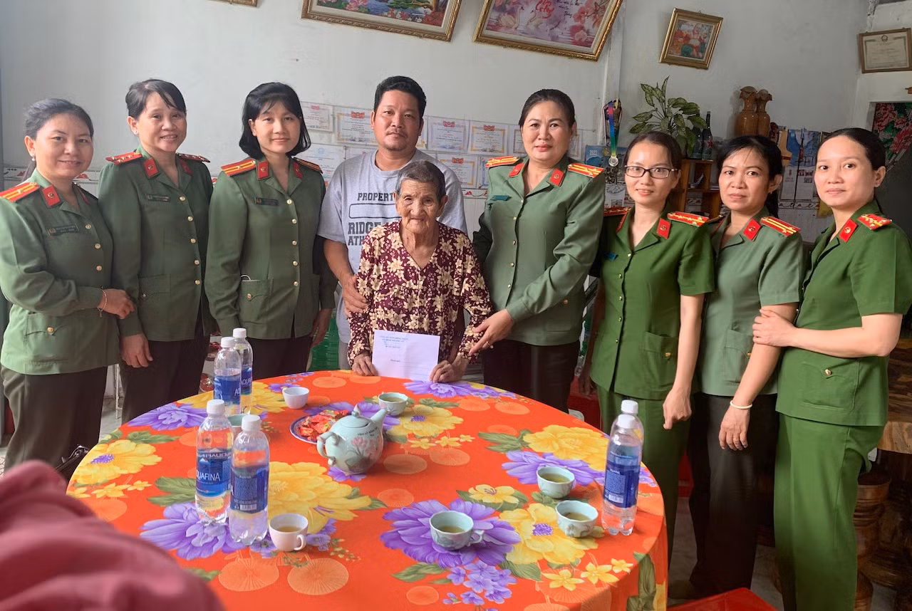 Thăm Mẹ Việt Nam Anh hùng và trao tiền Quỹ ươm mầm tương lai -0