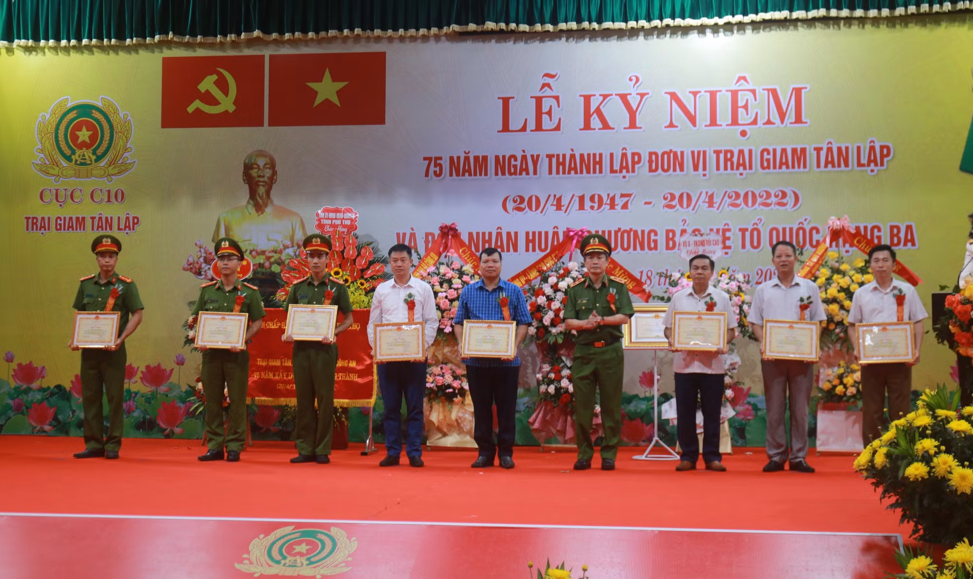 Trại giam Tân Lập đón nhận Huân chương Bảo vệ Tổ quốc hạng Ba -0