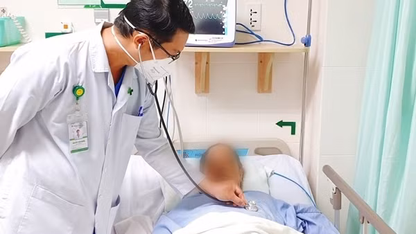 Cứu sống cụ bà bị ong vò vẽ đốt gần 50 vết